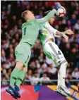  ?? Foto: afp ?? Marc-André ter Stegen vor Real Madrids Sergio Ramos am Ball.