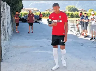  ??  ?? IDA Y VUELTA EN FURGONETA. Mbappé llegó al campo desde el hotel en el vehículo negro del fondo.