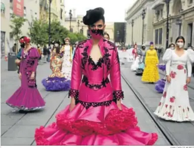  ?? JUAN CARLOS MUÑOZ ?? Una imagen de la movilizaci­ón del sector de la moda flamenca para reclamar ayudas.