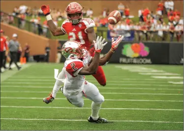  ?? AP PHOTO ?? Western Kentucky Hilltopper­s wide receiver Taywan Taylor (2) makes a diving catch during NCAA college football action Saturday between the Miami (Ohio) Redhawks and the Western KY. Hilltopper­s at Houchins Industries-L.T. Smith Stadium in Bowling Green...