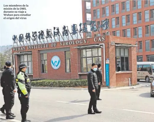  ??  ?? Los miembros de la misión de la OMS, durante su viaje a Wuhan para estudiar el origen del virus