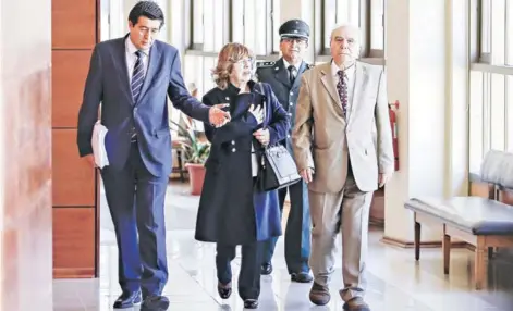  ??  ?? ► La madre de Jorge, María Teresa Johns, ayer, junto a sus abogados, en los tribunales de Concepción.