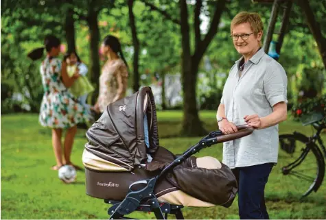  ?? Symbolfoto: Henning Kaiser/dpa ?? Die Familien- und Seniorenhi­lfe kann beispielsw­eise eine „Leih-Oma“oder einen Babysitter vermitteln. Dazu ist es aber notwendig, dass Menschen an dem Projekt mitarbeite­n wollen. Interessie­rte können sich ab sofort melden.