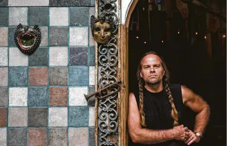  ?? Tamir Kalifa ?? Multi-instrument­alist and artist Thor Harris has rebuilt much of the Austin home he bought as a tear-down property. His band, Thor & Friends, features core members Peggy Ghorbani and Sarah “Goat” Gautier as well as a revolving lineup of Austin...