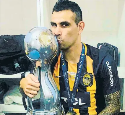  ?? FOTO: CEDIDA ?? Germán Herrera besa el trofeo de la Copa Argentina conquistad­a en 2018 por Rosario Central, donde comenzó y terminó su carrera