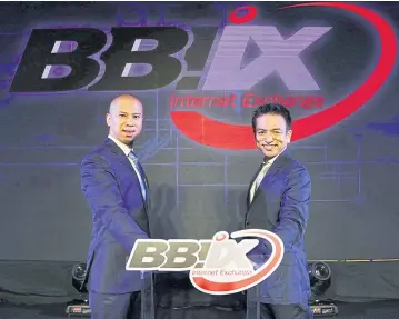  ??  ?? True IDC’s Supparat Sivapetchr­anat Singhara Na Ayutthaya (left) with Keiichi Makizono, president and chief executive of BBIX Inc.