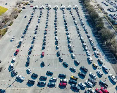  ??  ?? In attesa
Auto in fila in un parcheggio di Houston adibito a sito di somministr­azione del vaccino anti Covid (Mark Mulligan/Ap)