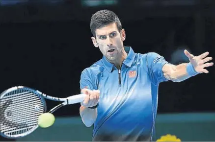  ?? ANDY RAIN / EFE ?? Novak Djokovic devuelve un drive a Berdych durante el duelo que cerró su grupo del Masters