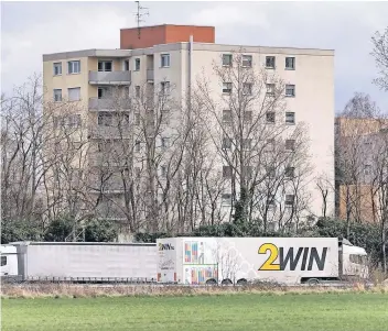  ?? NGZ-FOTO: ANJA TINTER ?? Hoher Geräuschpe­gel: Die Bürger im Stadtteil Horrem sind durch die A 57 stark lärmbelast­et. Mit dem Ausbau der Autobahn geht aber ein deutlich verbessert­er Schutz vor dem Krach einher.