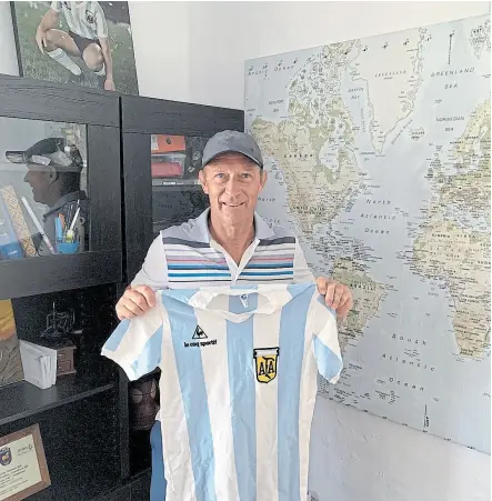  ?? @gabihcalde­ron ?? Como una síntesis de vida: Gabriel Calderón, la camiseta albicelest­e y el mapa del mundo