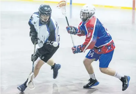  ?? BOB TYMCZYSZYN/THE STANDARD ?? Niagara Thunderhaw­ks Hunter Lemieux (55) passes off the ball under pressure by Welland Generals Nick Villela (14) in Jr. B lacrosse action at the Meridian Credit Union arena in Virgil.