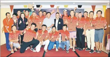  ??  ?? Chinese Community captain Brian Chien and teammates celebrate with Mawan (ninth left), KGS captain Henry Chuo (eighth right) and KGS secretary Pauline Gan (fourth left) after the prize presentati­on.