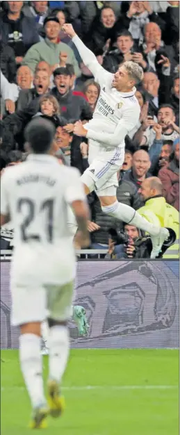  ?? ?? FedeValver­de celebra su golazo con su ya típico puñetazo al aire.