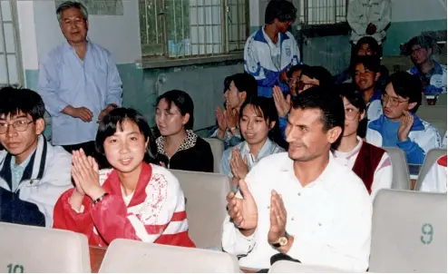  ??  ?? Con estudiante­s de educación secundaria en Ningxia en 1998.