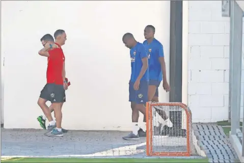  ??  ?? DE RESACA. Los futbolista­s del Valencia que fueron titulares ante el Young Boys ayer realizaron ejercicios de recuperaci