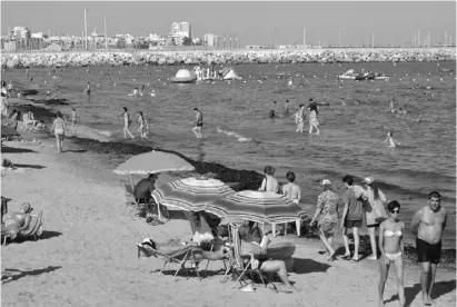  ?? Foto: Michael Allhoff ?? Auch an der Playa de Naufragos haben Badegäste trotz Roter Flagge gebadet.