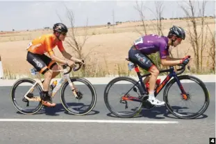  ??  ?? 4 Sin complejos. Pelayo Sánchez (Burgos-BH) y Xabier Mikel Azparren (Euskaltel-Euskadi) no se arrugaron en su debut.