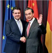  ??  ?? Rencontre entre les ministres chinois et allemand des Affaires étrangères