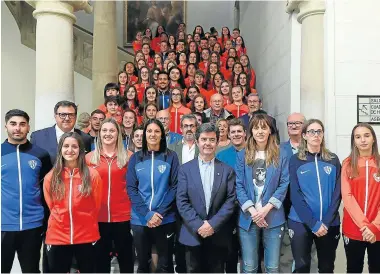  ?? ?? Foto de familia tras la recepción en el ayuntamien­to.