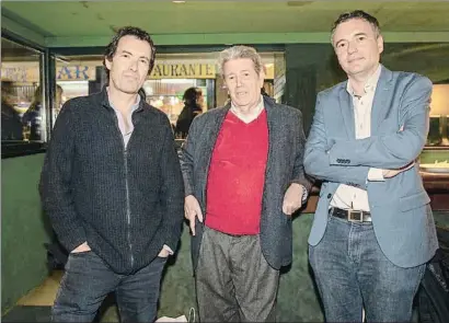  ?? MANÉ ESPINOSA ?? Años del boom Jordi Gracia y Jorge Herralde (centro) que mantuvo que Xavi Ayén (derecha) “con su aspecto tímido y seriecito, demuestra ser peligroso y muy listo”.