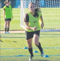  ??  ?? Lieke Martens, Toni Duggan y Fabiana Simoes posaron junto a la Copa Catalunya que conquistó el Barça frente al Espanyol FOTO: FC BARCELONA