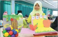  ??  ?? DIBUAT SERU: Guru RA Salafiyah Krembangan Surabaya Aini Latifatun Zahroh menciptaka­n permainan go goal good.