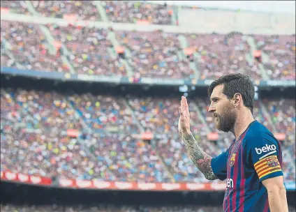  ?? FOTO: PERE PUNTÍ ?? Messi, saludando a la grada del Estadi después de que el Barça goleara al Huesca en el último partido de Liga