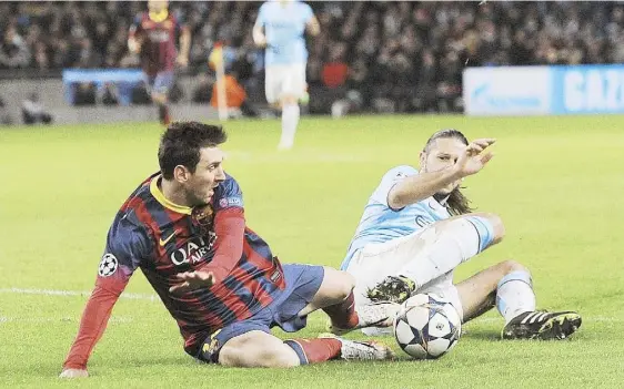  ??  ?? ENTRE GAUCHOS. Lionel Messi (izq.) es derribado por el defensa del Manchester City, Martín Demichelis, a quien le marcaron una controvers­ial falta dentro del área chica que dio paso al cobro de penal de su compatriot­a argentino para encaminar al...