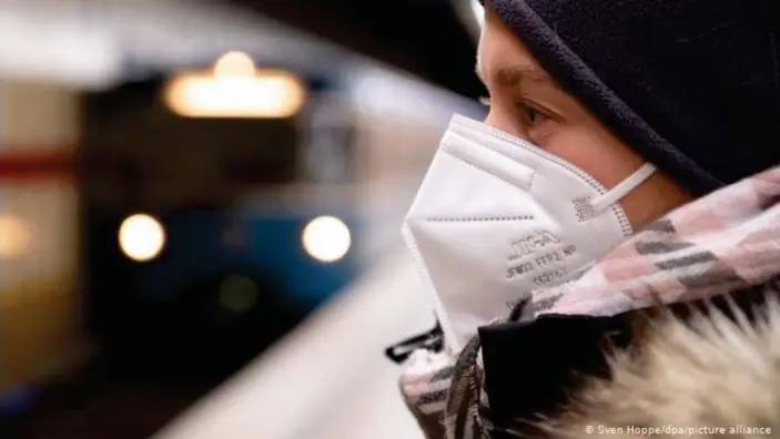  ??  ?? U-Bahn-Fahren nur noch mit FFP2: "Alltagsmas­ken" sind künftig im ÖPNV nicht mehr erlaubt