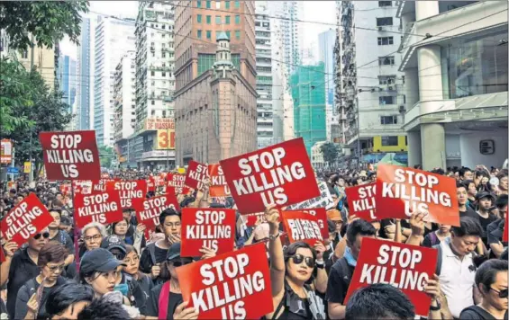  ?? / BILLY H. C. KWOK (GETTY) ?? Manifestan­tes con carteles que rezan “Dejen de matarnos”, ayer en el centro de Hong Kong.