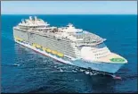  ??  ?? Symphony of the Seas. Este barco de Royal Caribbean es, desde el pasado 19 de mayo, el barco de crucero más grande del mundo si tenemos en cuenta sus 228.000 toneladas. Puede transporta­r a 6.400 pasajeros.