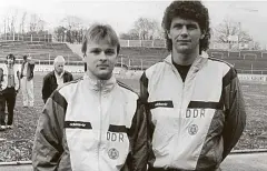  ?? FOTO: RENÉ RÖDER ?? Die Jenaer Stefan Böger (links) und Heiko Peschke im Ddr-trikot nach dem 2:0 gegen Ägypten im April 1990 in Karl-marx-stadt.