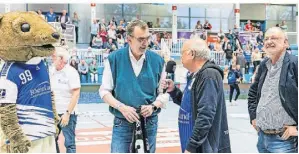  ?? ?? TSV-Pressespre­cher Detlev Zenk interviewt den „Hexer“Andreas Thiel. TSVMaskott­chen Willy Wiesel und Volker Koch verfolgen das Geschehen.