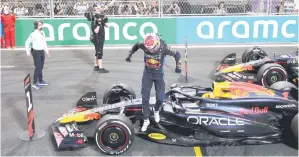  ?? — Gambar AFP ?? JADI BURUAN: Verstappen keluar dari keretanya selepas tamat perlumbaan Formula 1 Grand Prix Arab Saudi di Litar Corniche Jeddah, 9 Mac lalu.