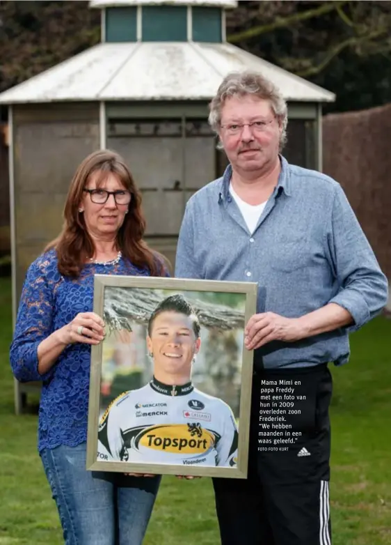  ?? FOTO FOTO KURT ?? Mama Mimi en papa Freddy met een foto van hun in 2009 overleden zoon Frederiek. “We hebben maanden in een waas geleefd.”