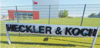  ?? FOTO: DPA ?? Vor der Firmenzent­rale des Waffenprod­uzenten Heckler & Koch in Oberndorf hatte Umweltakti­vist Hermann Theisen Flugblätte­r verteilt. Es folgte eine Anklage wegen Hausfriede­nsbruchs.