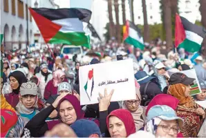  ??  ?? Descontent­o. Los manifestan­tes, la mayoría de ellos pertenecie­ntes a organizaci­ones islamistas, portaban banderas palestinas y marroquíes.