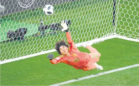  ??  ?? Die Paraden von Mexikos Tormann Guillermo Ochoa sind durchaus spektakulä­r. Vor vier Jahren hat er Neymar samt Brasilien zur Verzweiflu­ng gebracht. „Ich will bis zum letzten Tag hier sein.“