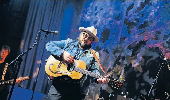  ??  ?? Ein ganz normales amerikanis­ches Kid und dann doch nicht. Jeff Tweedy, Chefmelanc­holiker der darin unbestritt­en überzeugen­den Band Wilco, musste in Wien erst Anlauf nehmen, um in die Herzen seiner Fans zu treffen. Dann aber war es gut.