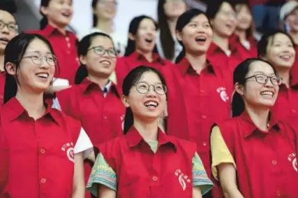  ?? WEI PEIQUAN / XINHUA ?? Volunteers in an etiquette class at Xiamen University on Aug 6. Preparatio­ns are in full swing before the 9th BRICS Summit, expected to attract thousands of representa­tives from China and abroad. A total of 2,000 volunteers are undergoing two months of...