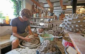  ??  ?? Il laboratori­o dello scultore Sebastiano Fisher, che realizza oggetti con lava, terre, pietre e quarzi di Pantelleri­a. A lato, i tavoli a bordo mare della trattoria La Vela, al porto di Scauri.