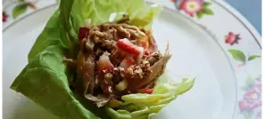  ??  ?? Confit duck salad with strawberri­es, prepared by inmate participan­ts of the culinary programme.