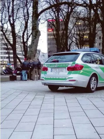  ?? Foto: Jörg Heinzle ?? Einsatz am Kö: Polizisten nehmen einen Betrunkene­n mit, der einen Radfahrer vom Fahrrad gestoßen haben soll.