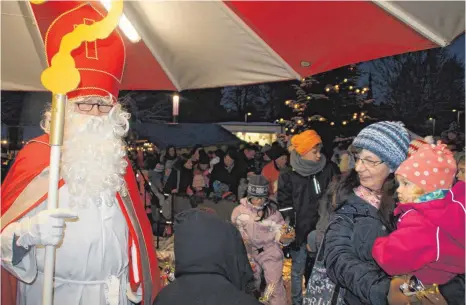  ?? FOTO: CARMEN BOGENRIEDE­R-KRAMER ?? Einen gut gefüllten Weihnachts­beutel verteilte der freundlich­e Nikolaus an alle Kinder.