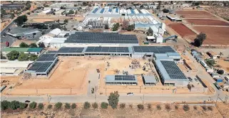  ?? /Supplied ?? Equipped: Solar panels cover the roof of the Cedar Mill Mall in Clanwillia­m.