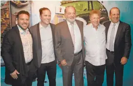  ??  ?? El empresario Carlos Slim, (al centro), estuvo presente.