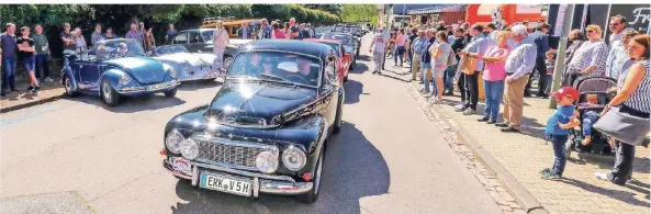  ?? RP-FOTO: JÜRGEN LAASER ?? Dieser glänzende Volvo PV 544 Sport aus dem Baujahr 1964 ging bei der 6. Oldtimerra­llye der Karnevalsg­esellschaf­t „Rurblümche­n“in Rurich an den Start.