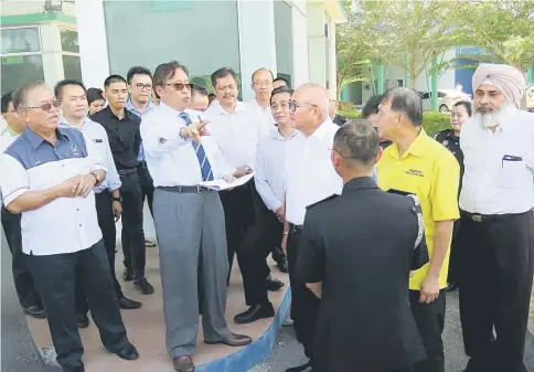  ??  ?? Abang Johari (front, second left) discusses upgrading works on Sungai Tujoh CIQ with local leaders and officers.