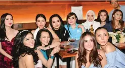  ?? ANDRIANSYA­H POETRA/JAWA POS ?? DATANG JUGA: Foto kiri, Samantha Bowlin (kiri) dan Delon berduet menyayikan lagu Dia pada perayaan ulang tahun ke-26 pada Kamis malam (8/2). Samantha berpose bersama para sahabat yang datang ke pestanya.