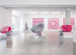  ?? Foto: eSeL at / Joanna Planka ?? Kunst ist immer noch Ding: pink-silbrige Kunststoff­skulpturen aus Karbonmatt­en, Bioharz und Glitzer von Angela Fischer.